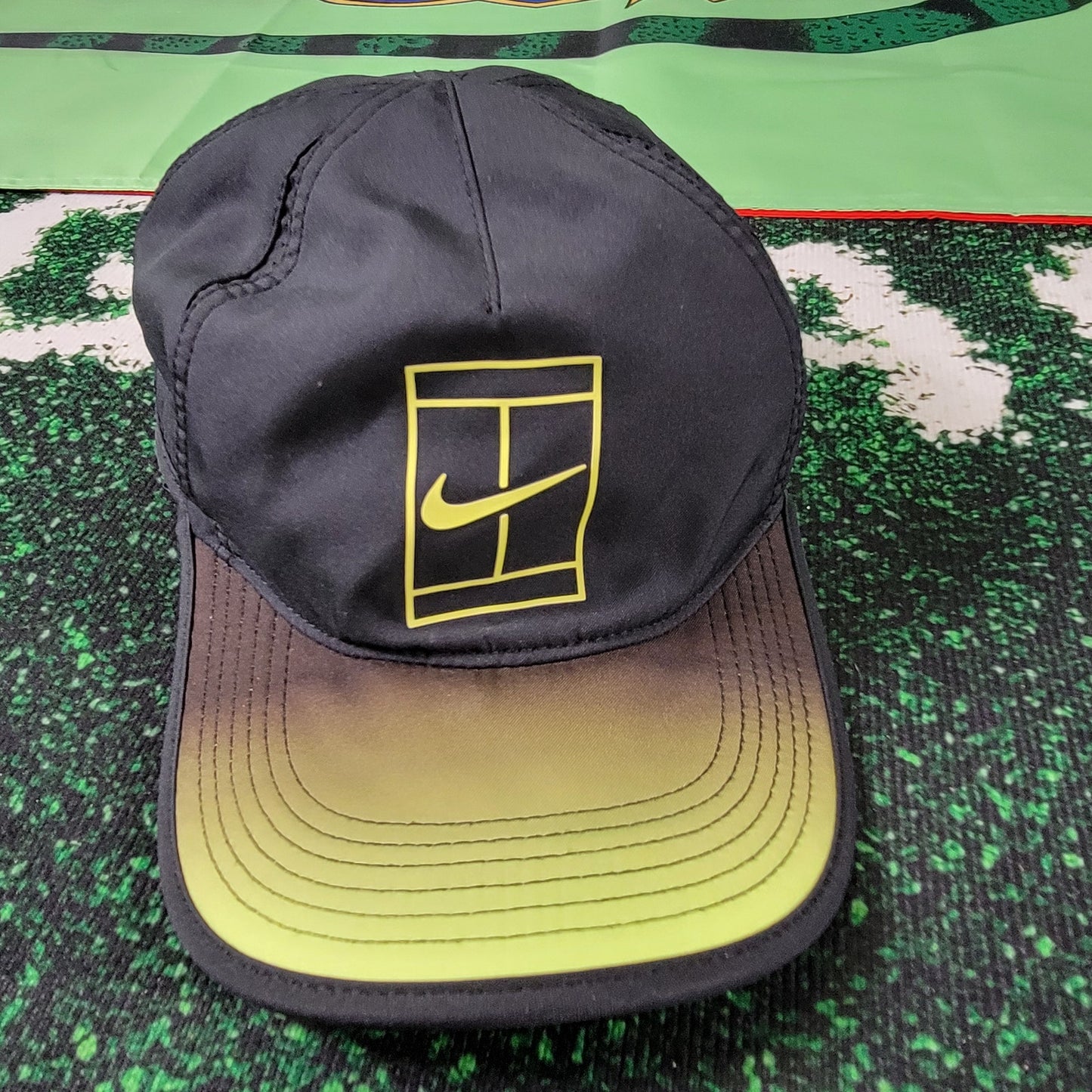 Nike Featherlight Dri-Fit Cap Strapback OSFA Black/Gold Preowned