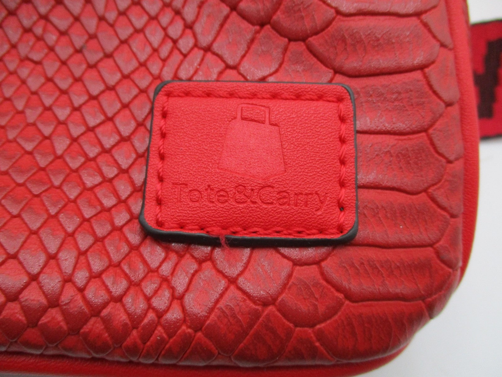 Tote&Carry Belt Bag Womens Small Red Snakeskin Faux Leather Fanny Pack Zipper1