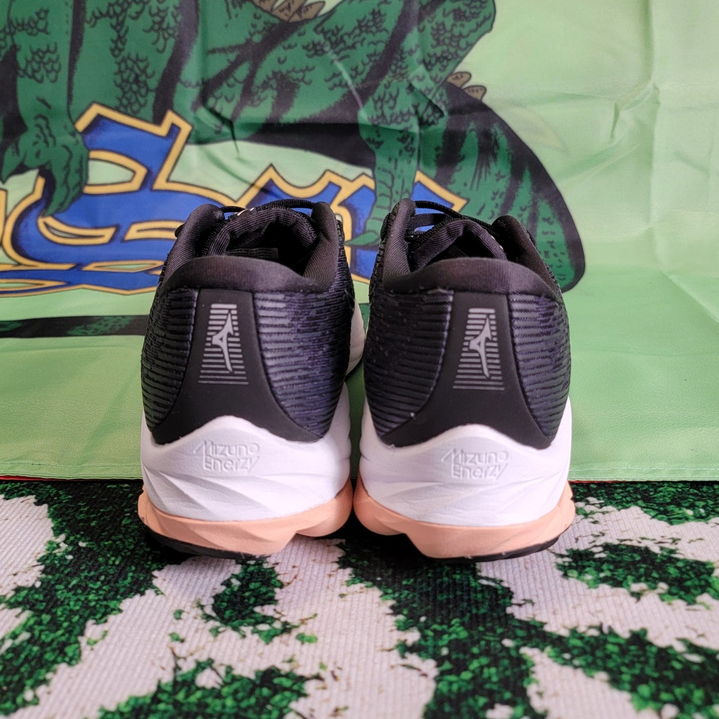 Mizuno Wave Rider 26 Women’s Running Shoes Size 11 Black White Peach (1C4)2