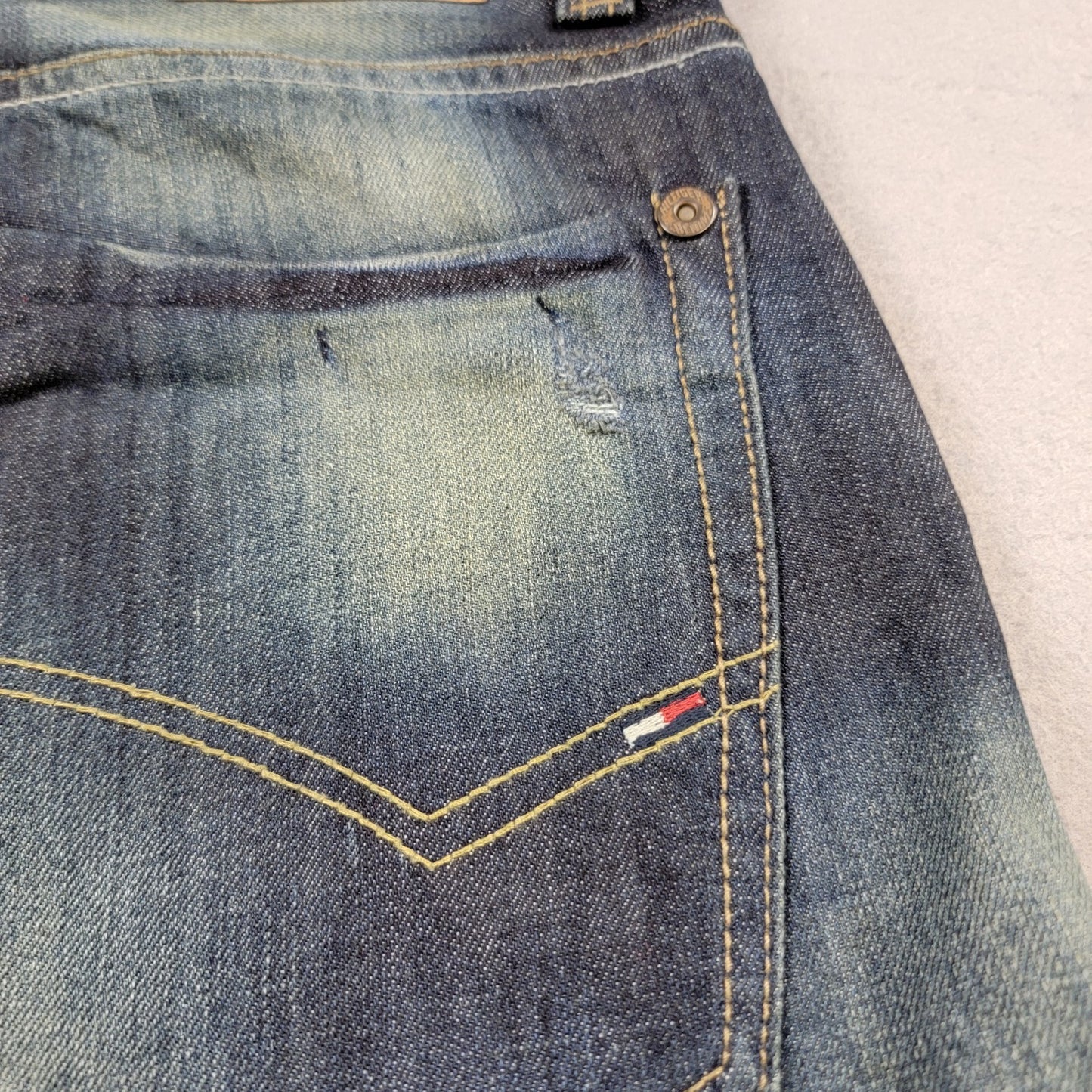 Tommy Hilfiger Denim Jeans W36 L32 Blue Destruction Abrasion Straight Leg NWT10