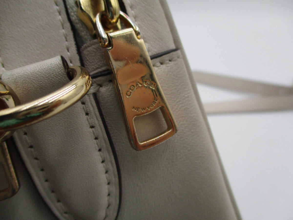 Coach Crossbody Bag Womens Small White Quilted Leather Gold Hardware Zip4