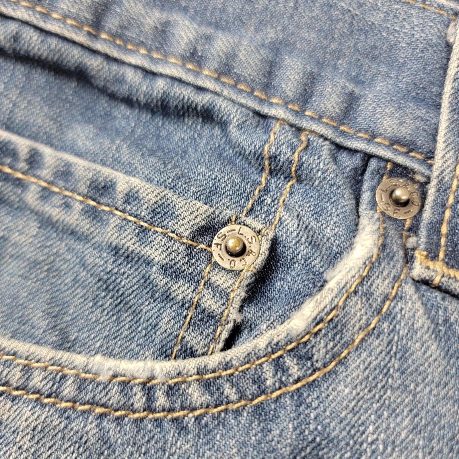 Levis 505 Jeans Mens 32x32 Straight Fit Denim Classic Medium Wash Distressed 9613