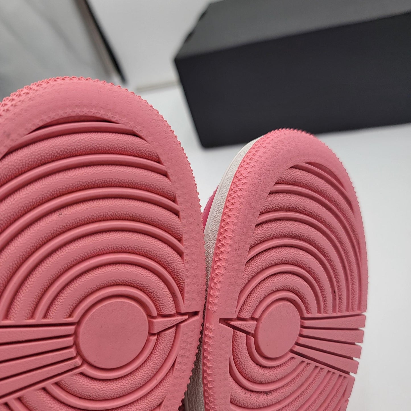 Air Jordan 1 Mid GS 'Coral Chalk' Youth Size 4.5Y Basketball 554725-662