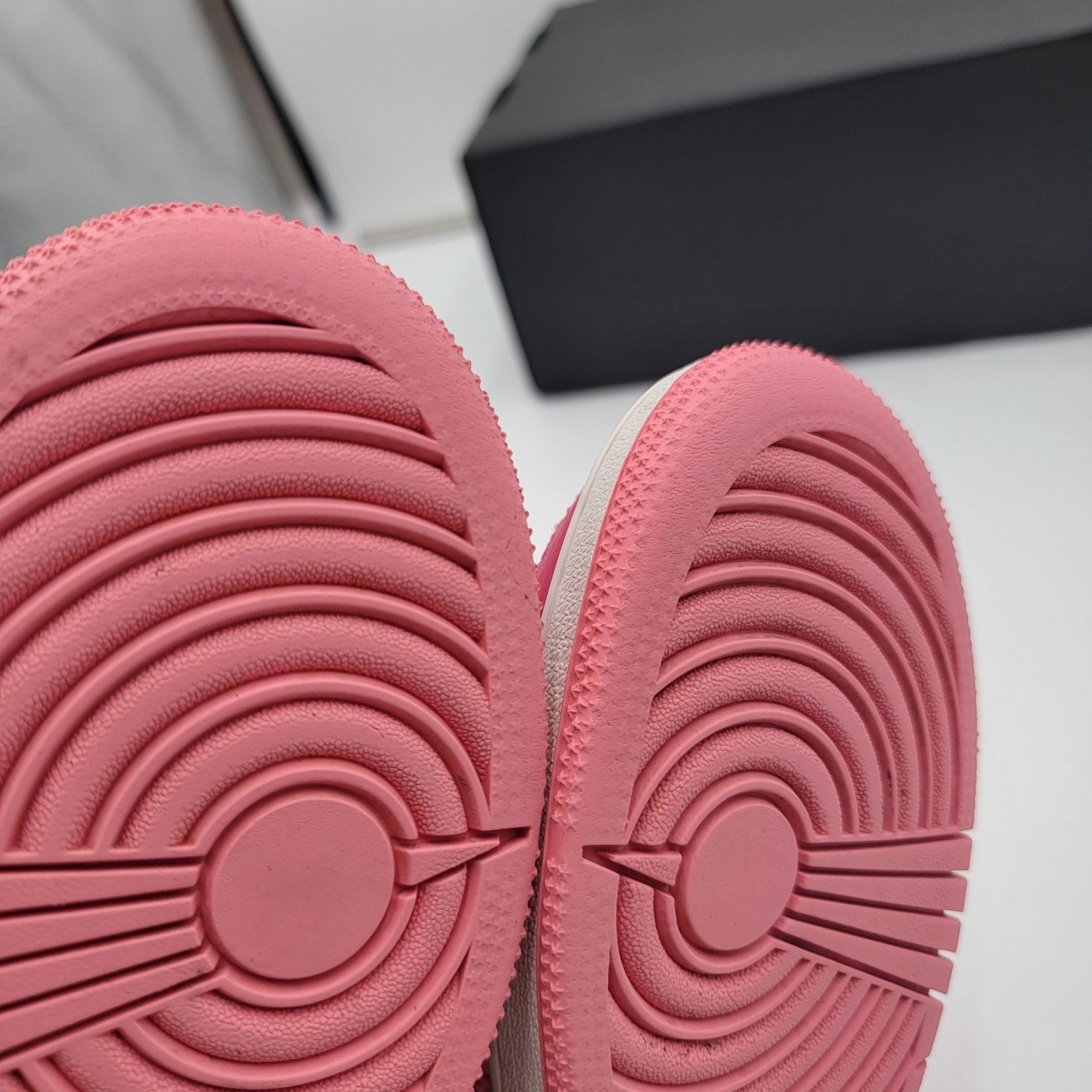 Air Jordan 1 Mid GS 'Coral Chalk' Youth Size 4.5Y Basketball 554725-662