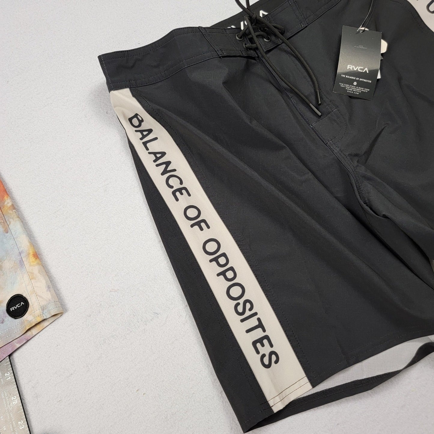 RVCA Apex Trunk 18″ Boardshorts Black Gray Side Panel Men’s Size 33 NWT5
