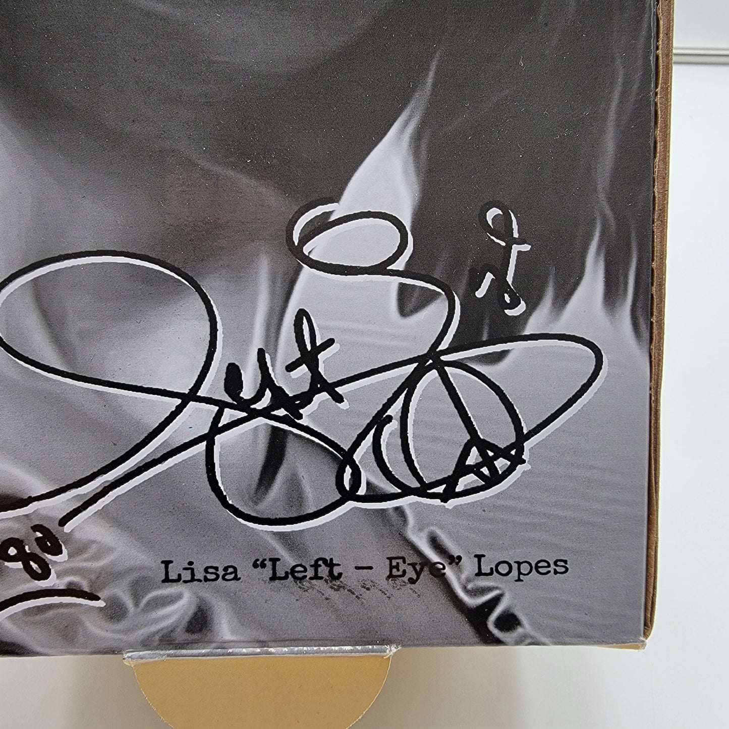 Lisa "Left Eye" Lopes Legacy Slides Cross Colours Sz 5 Women8