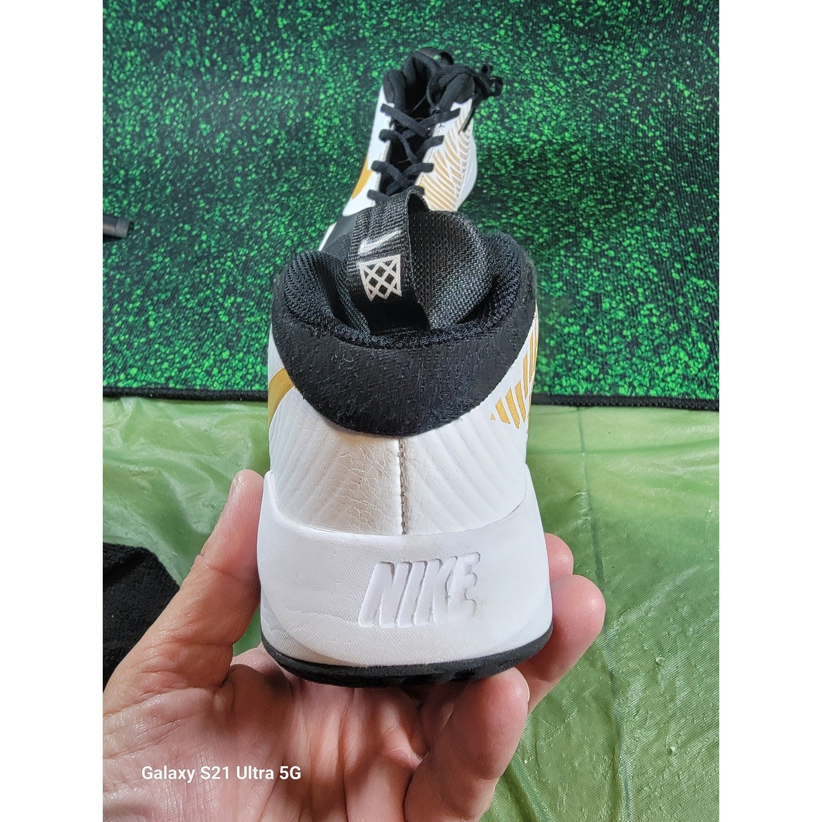 Nike Team Hustle D9 GS 'Black Metallic Gold' Sz 5Y AQ42240047
