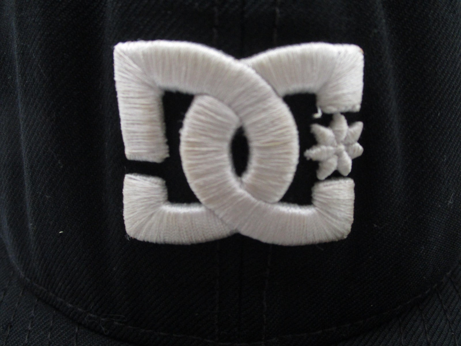 New Era DC Shoes Hat Cap Fitted Mens 7 3/8 Black 59FIFTY Skateboard Distressed1