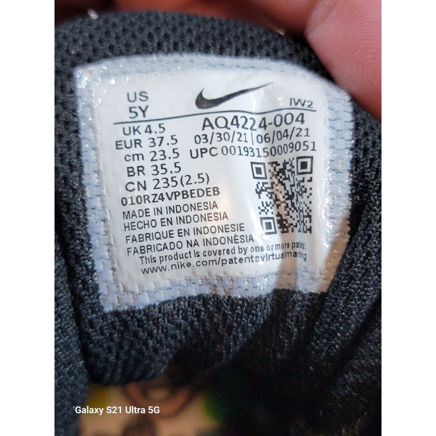 Nike Team Hustle D9 GS 'Black Metallic Gold' Sz 5Y AQ42240048