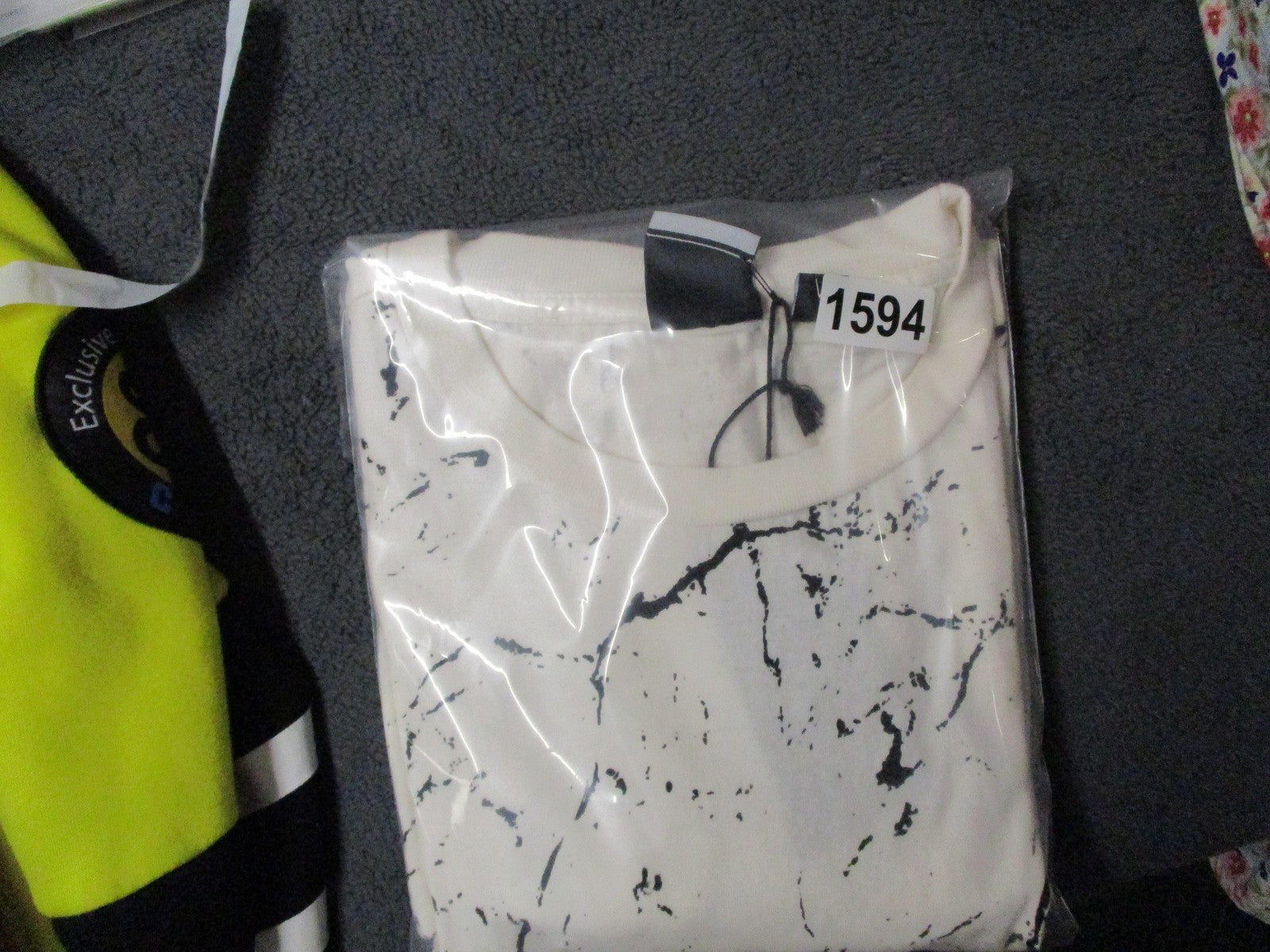 WXYZ Shirt Mens Medium White Skull Graphic Marble Splatter Allover Print Tee9