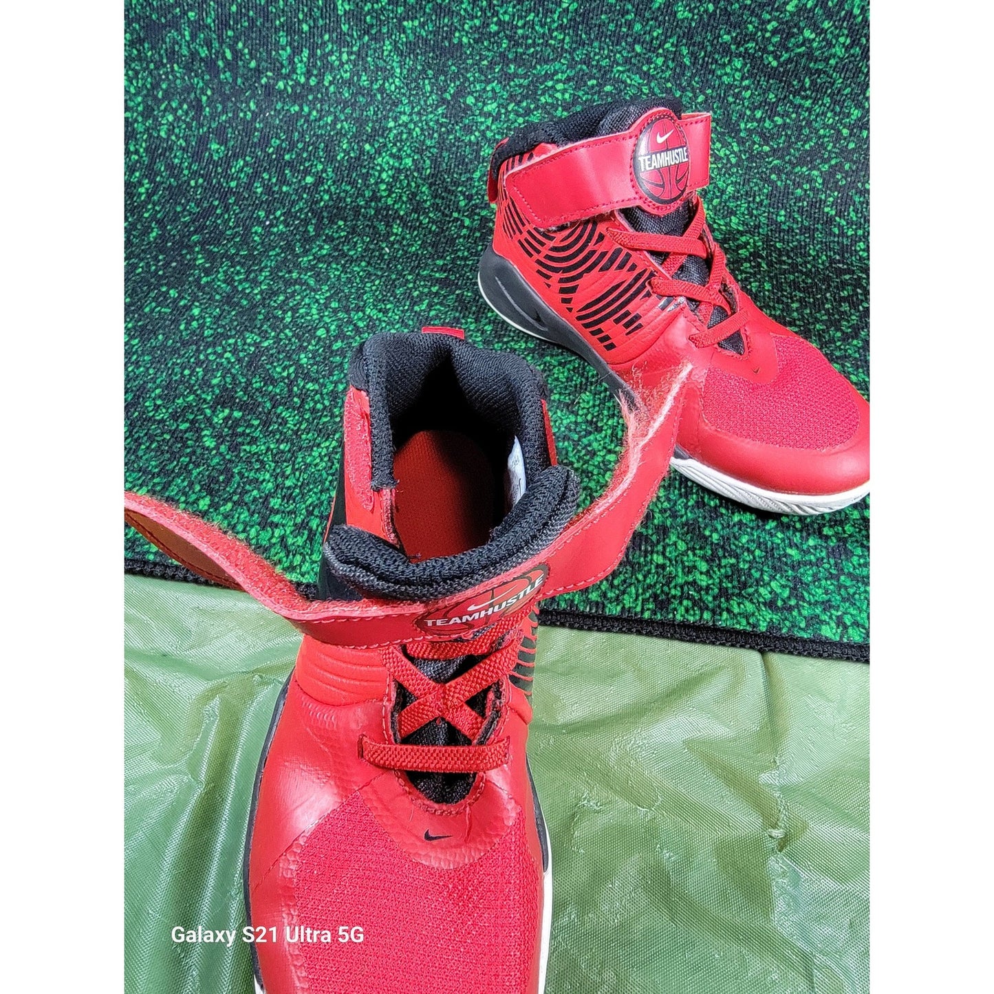 Nike Team Hustle D9 PS 'University Red' Sz 2Y AQ42256007