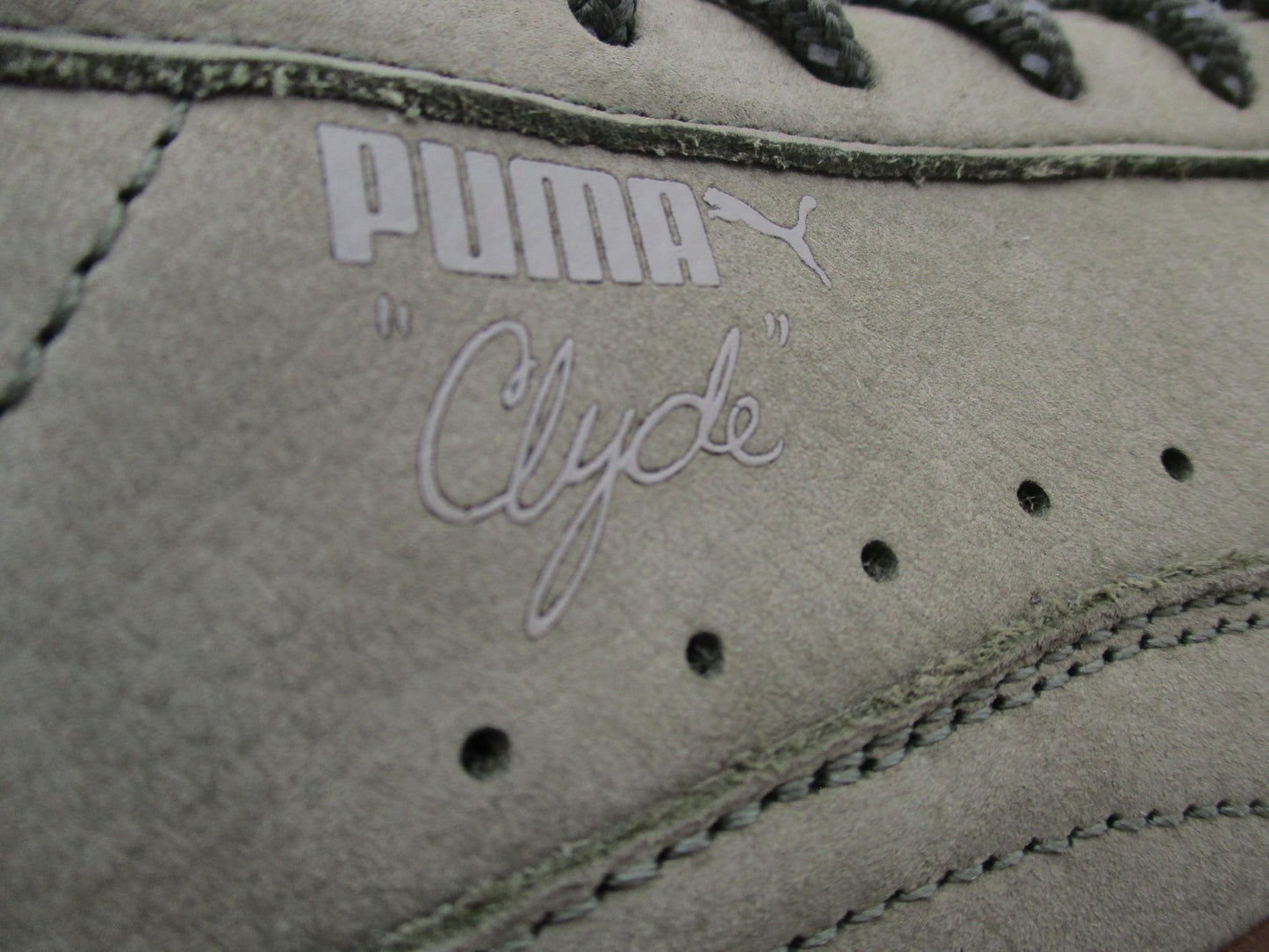 Puma Clyde Shoes Mens Size 10.5 Green Suede Gum Sole Low Top Casual Sneakers 1R910