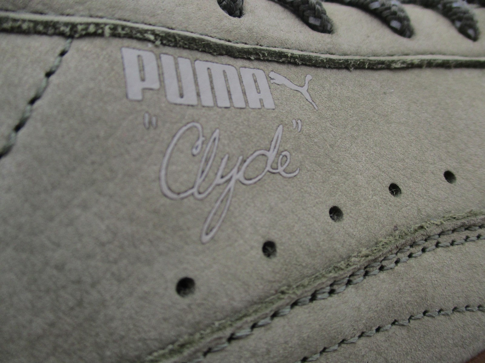 Puma Clyde Shoes Mens Size 10.5 Green Suede Gum Sole Low Top Casual Sneakers 1R910