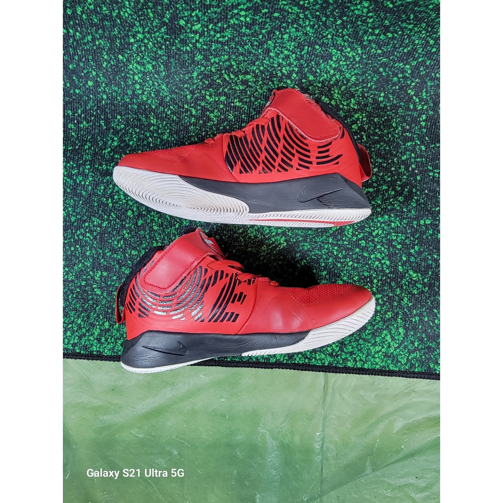 Nike Team Hustle D9 PS 'University Red' Sz 2Y AQ42256002