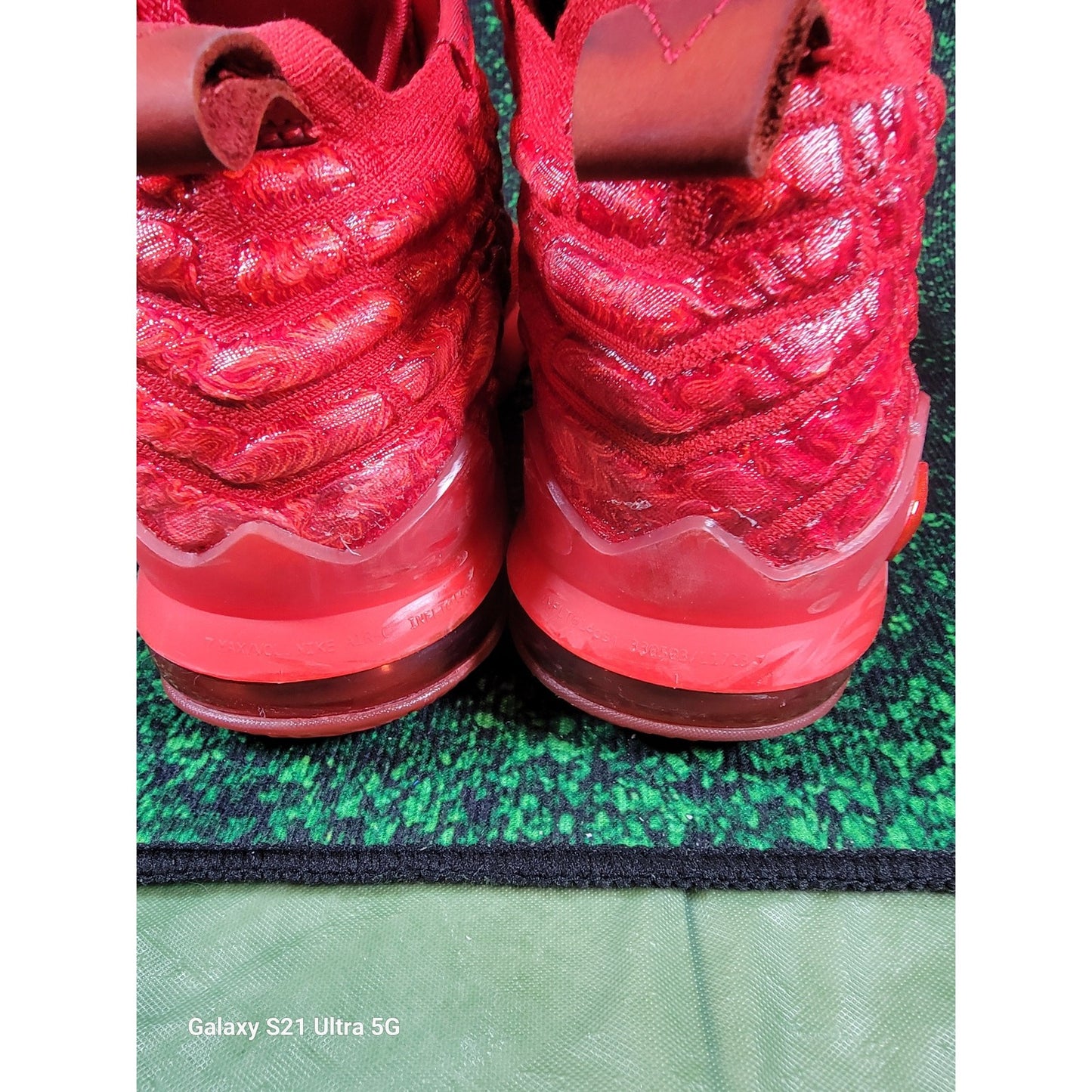 Nike LeBron 17 BG 'Red Carpet' Sz 5.5Y BQ55946006