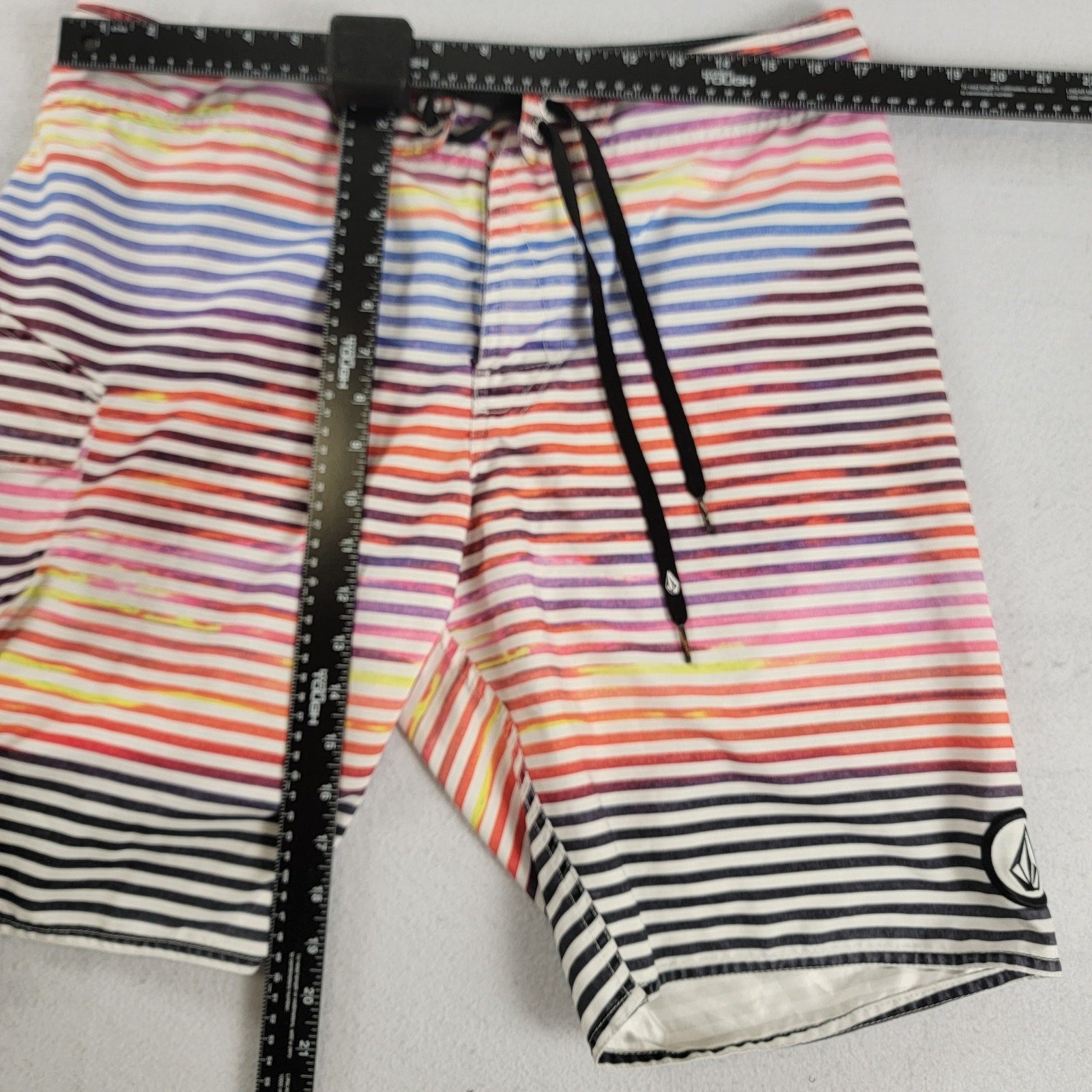 Volcom Multicolor Board Shorts  Men's Size 34  NWOT5