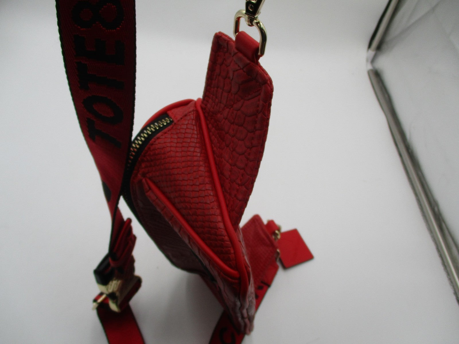 Tote&Carry Belt Bag Womens Small Red Snakeskin Faux Leather Fanny Pack Zipper6