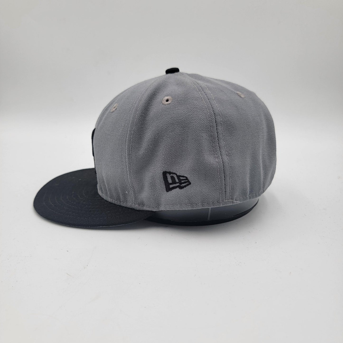 Atlanta Braves Hat Cap Fitted Mens 7 5/8 Gray Black MLB Baseball New Era1