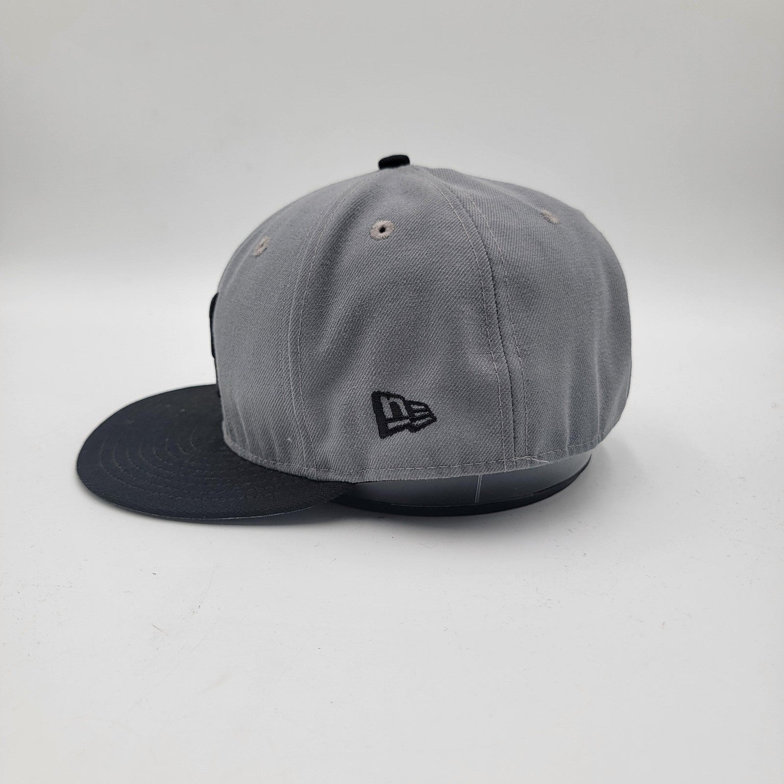 Atlanta Braves Hat Cap Fitted Mens 7 5/8 Gray Black MLB Baseball New Era1