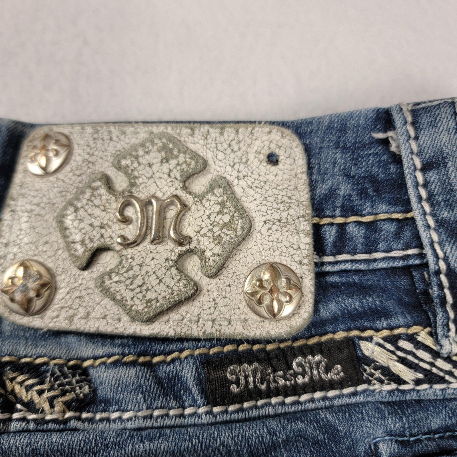 Miss Me Jeans Wmns 30 Blue Mid Rise Easy Crop Distressed Embroidered Pockets 9629