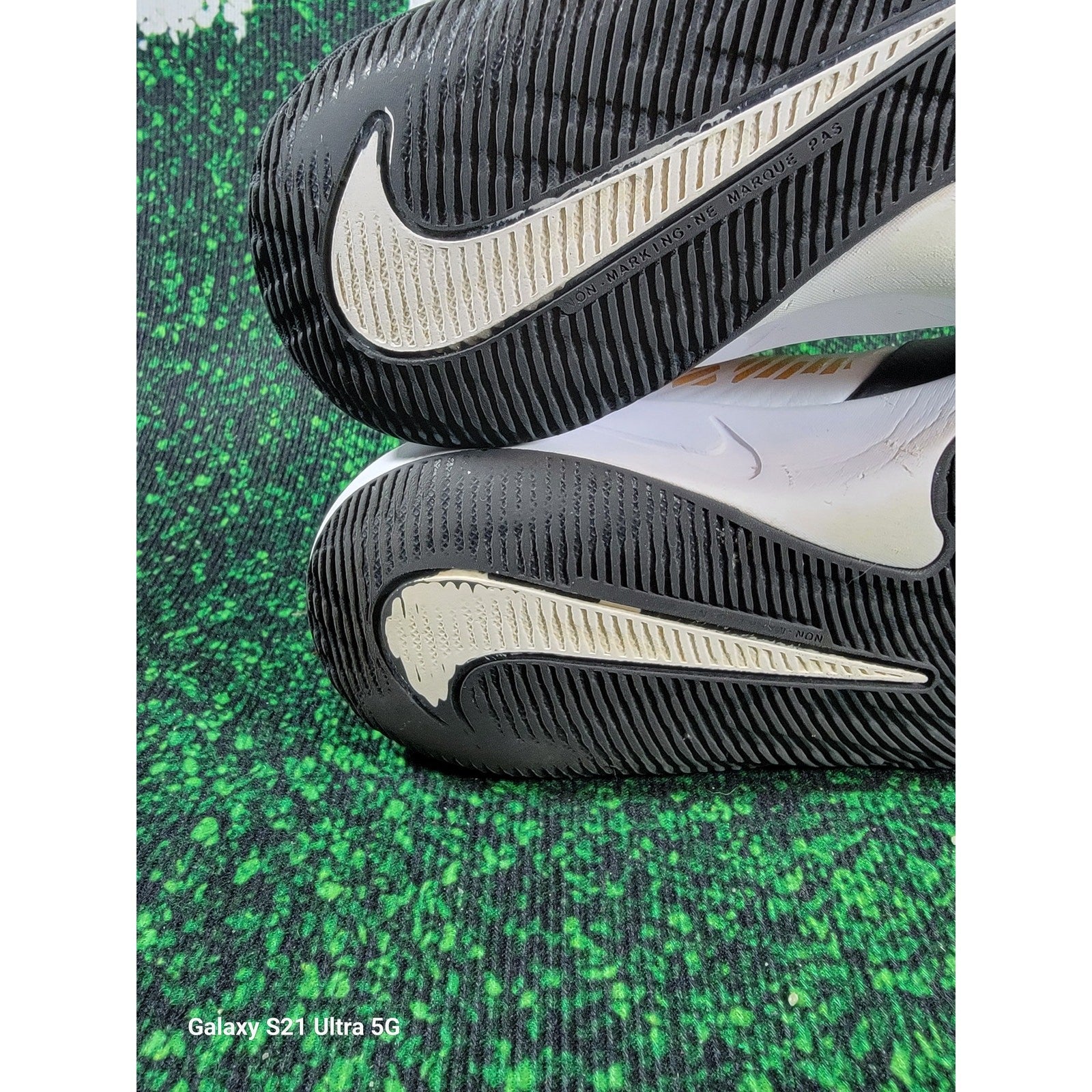 Nike Team Hustle D9 GS 'Black Metallic Gold' Sz 5Y AQ42240044