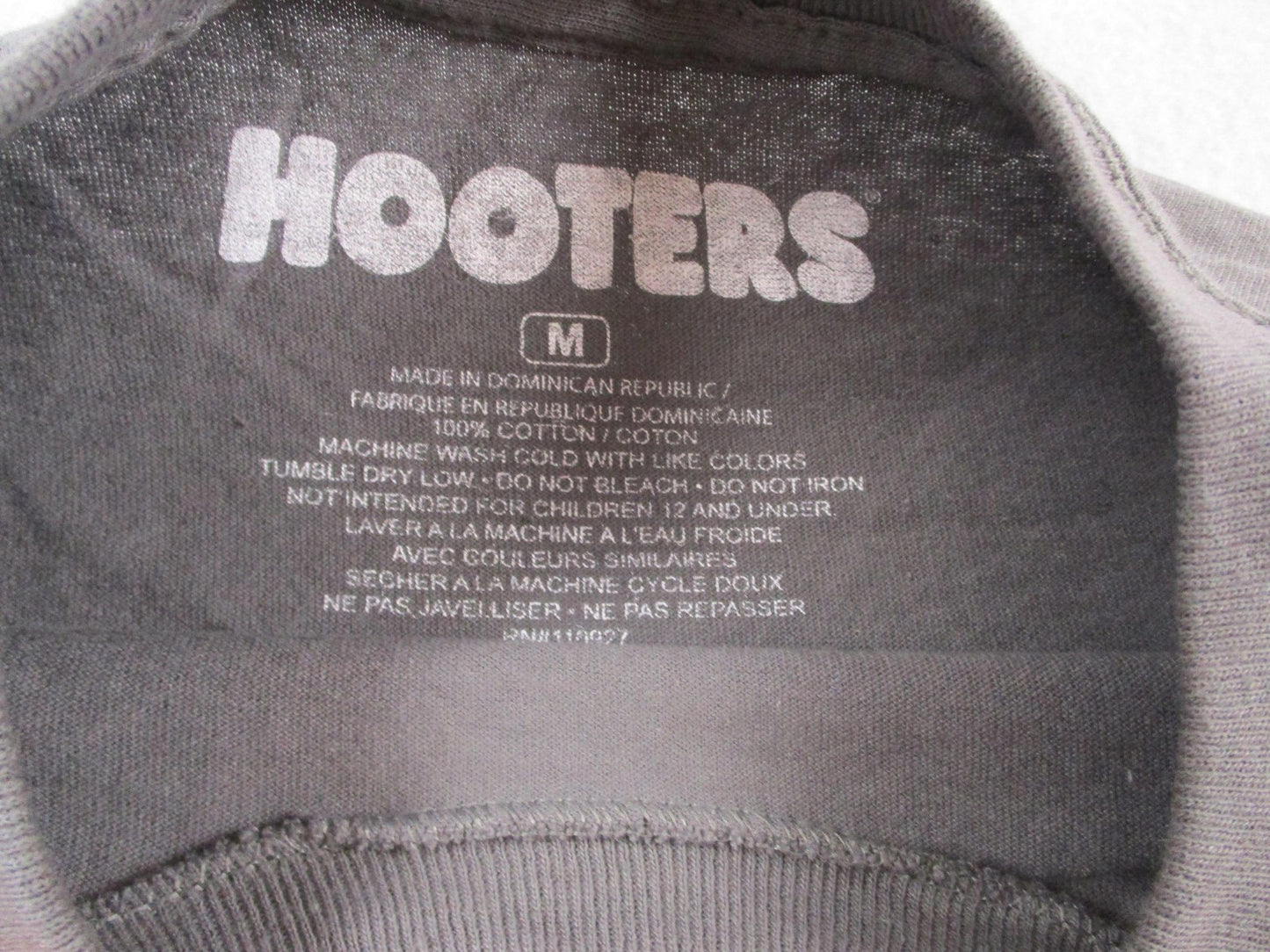 Hooters Racing Shirt Mens Medium Gray Come See Your Favorite Racer Tee 1356573