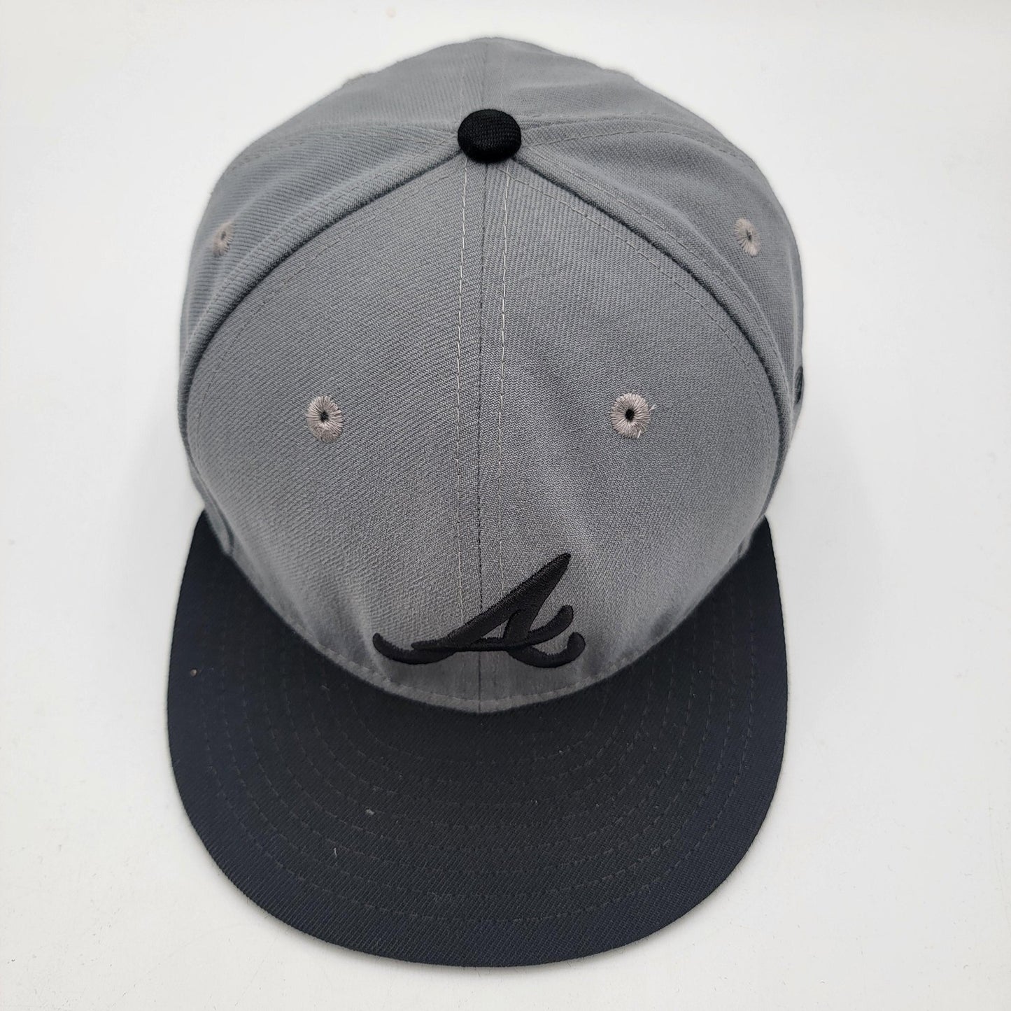 Atlanta Braves Hat Cap Fitted Mens 7 5/8 Gray Black MLB Baseball New Era4