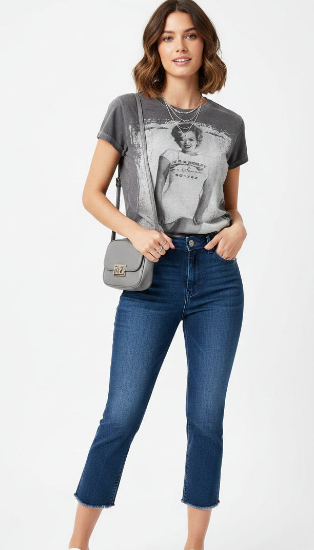 Average LA Shirt Womens Medium Gray Marilyn Monroe Poster Pinup Crewneck Tee0