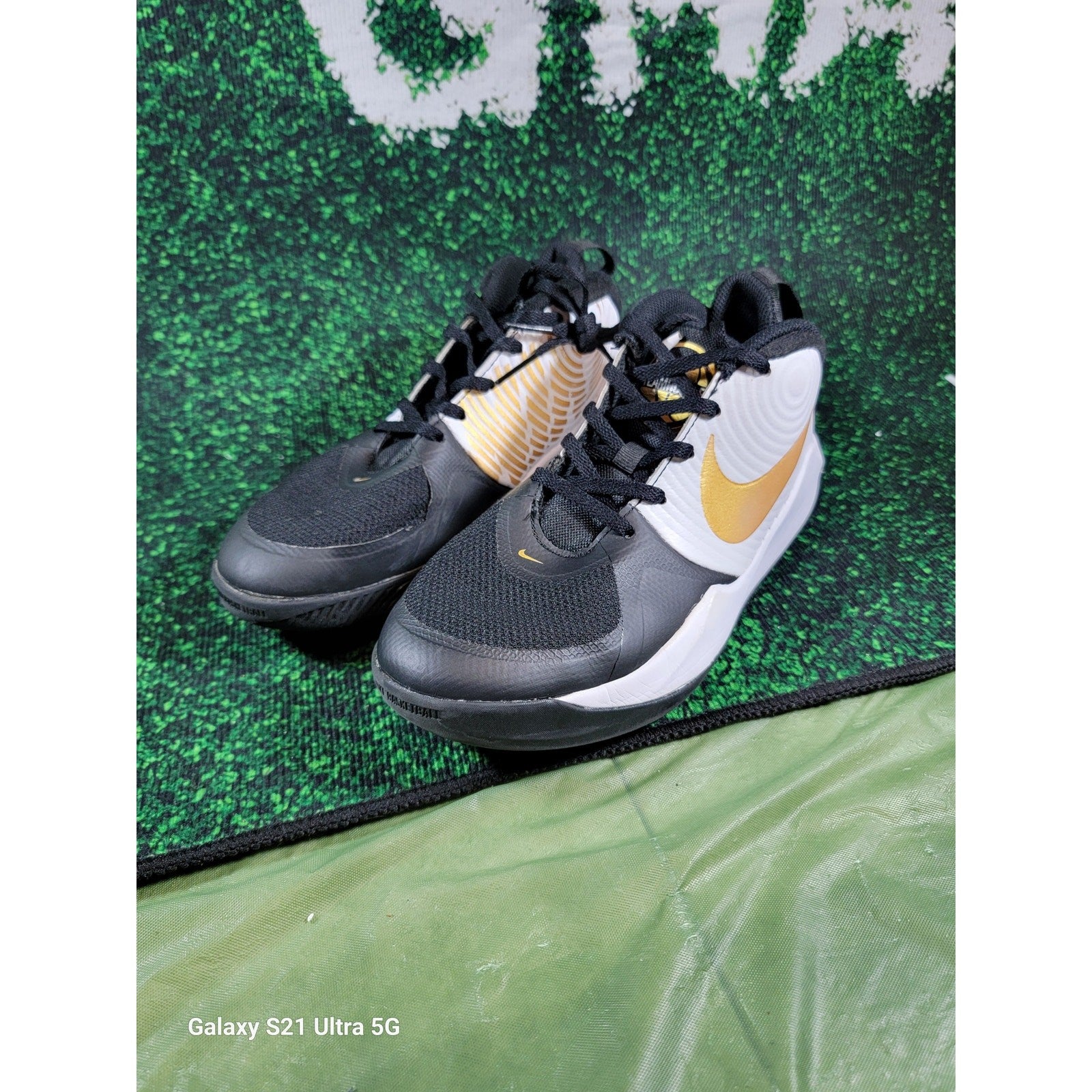 Nike Team Hustle D9 GS 'Black Metallic Gold' Sz 5Y AQ42240040