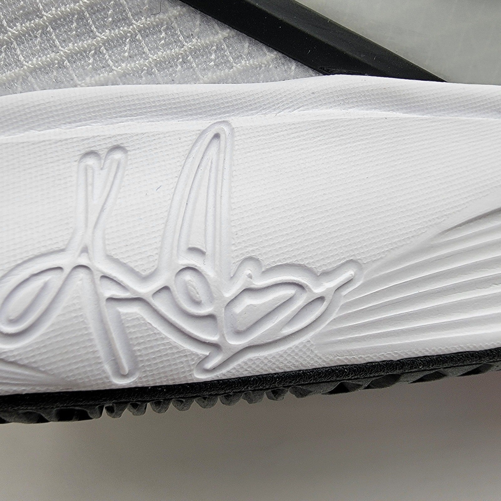 Nike Kyrie 8 'White/Black' Sz 11.5 DJ6017-101