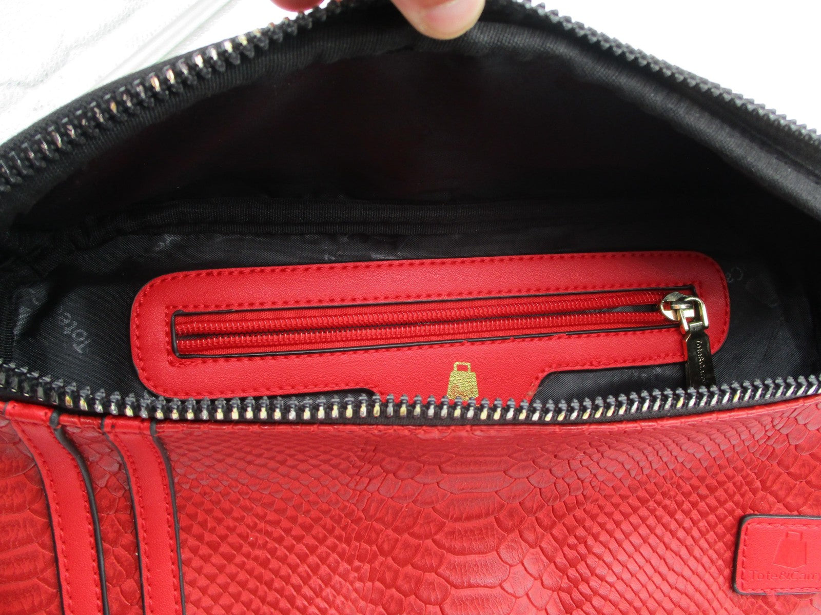 Tote&Carry Belt Bag Womens Small Red Snakeskin Faux Leather Fanny Pack Zipper11