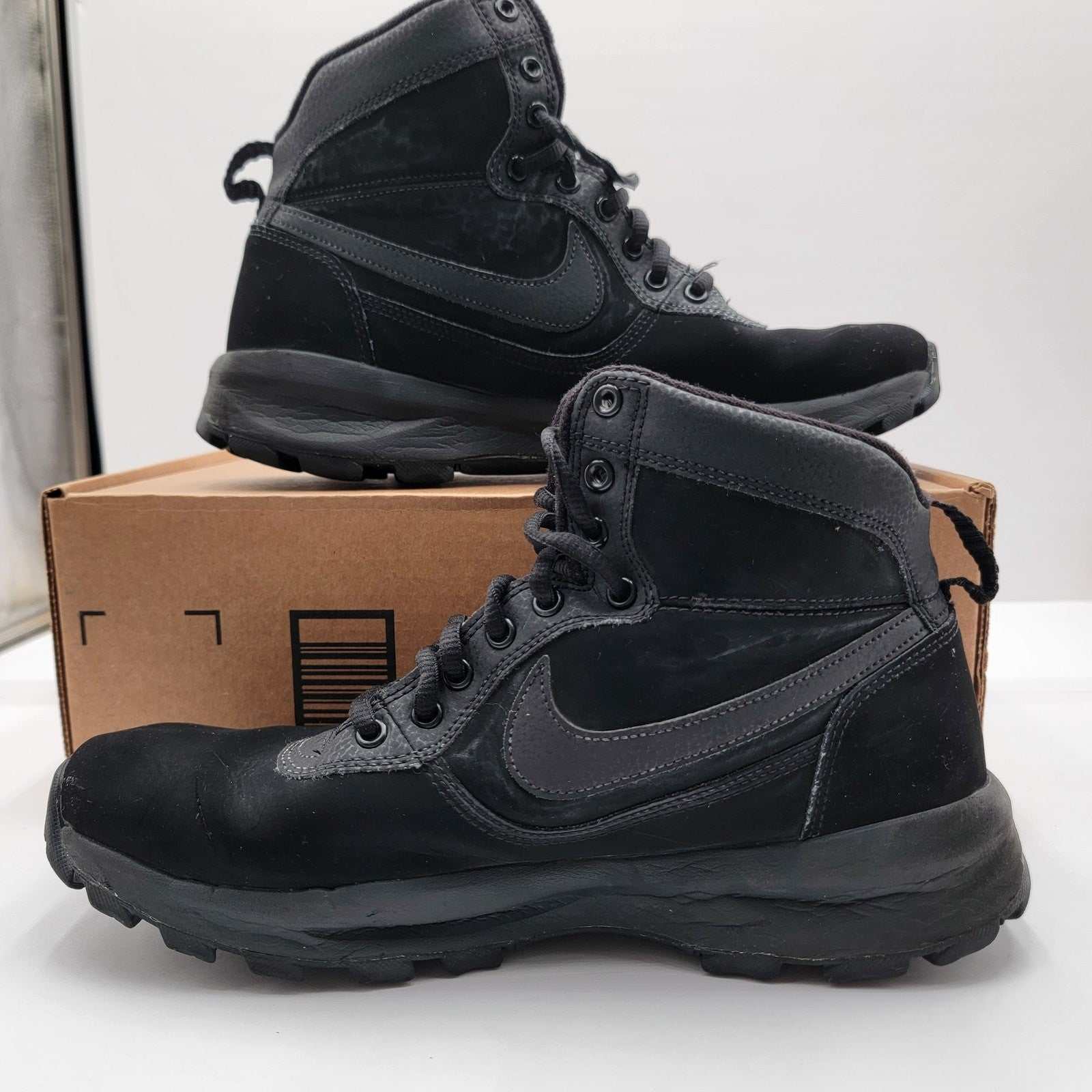 Nike Manoadome 'Triple Black' Mens Sz 9.5 844358 003