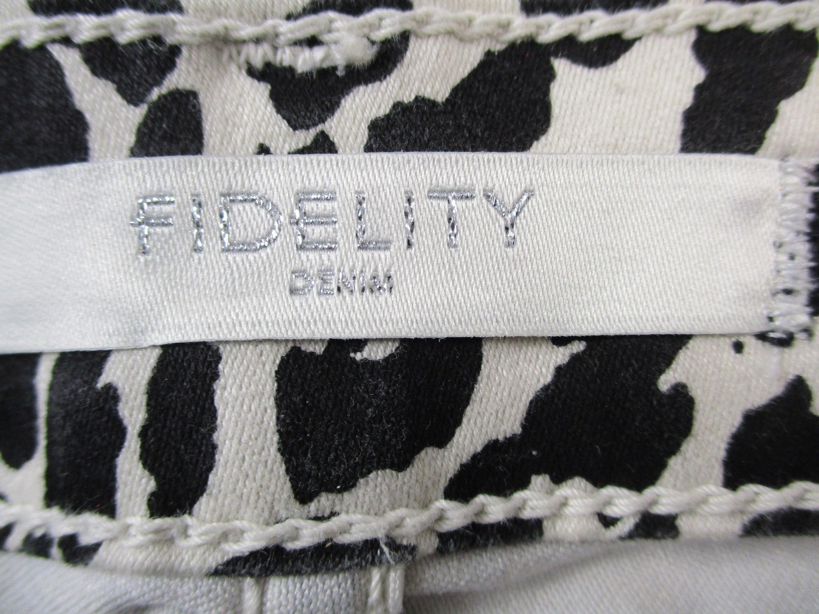 Fidelity Cali Jeans Womens 26 White Pearl Leopard Sateen Mid Rise Straight 14384