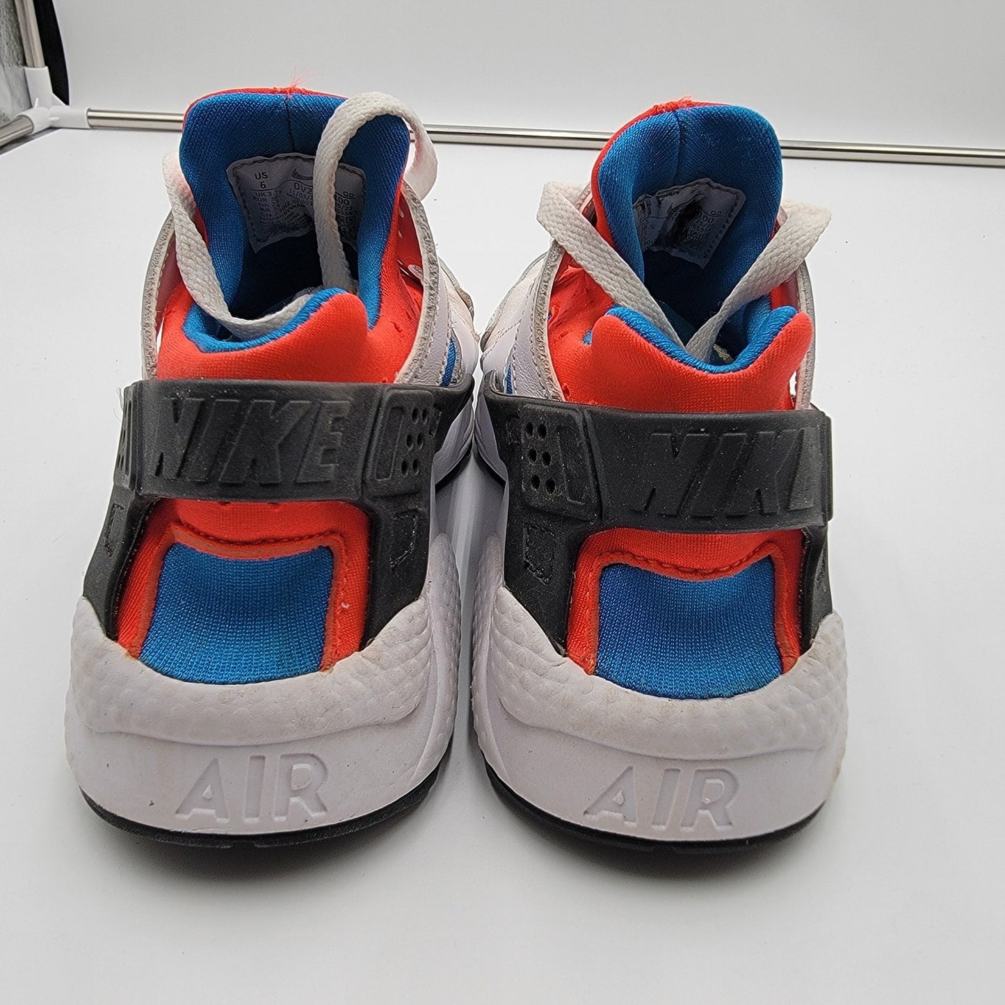 Nike Wmns Air Huarache 'White Bright Crimson' Sz 6 DV2220100