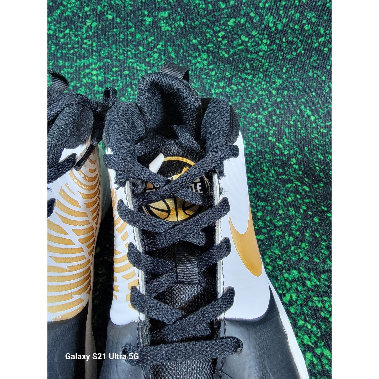 Nike Team Hustle D9 GS 'Black Metallic Gold' Sz 5Y AQ42240046
