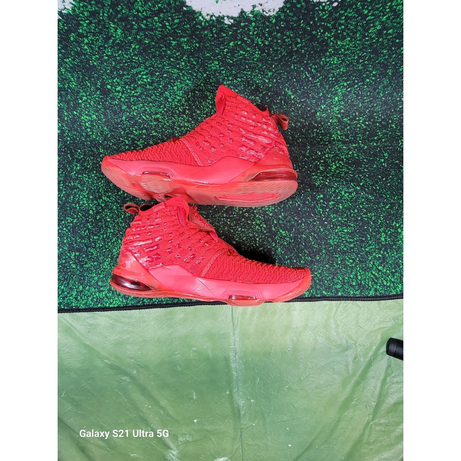 Nike LeBron 17 BG 'Red Carpet' Sz 5.5Y BQ55946002