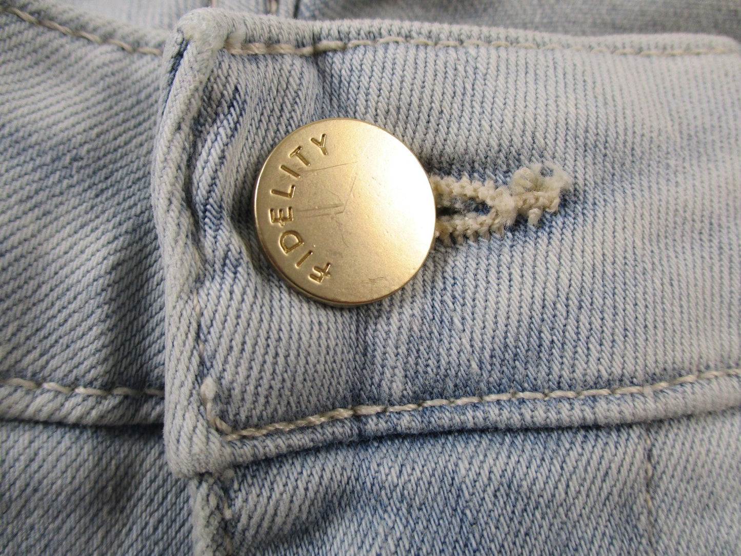 Fidelity Denim Cher Jeans Womens 26 Blue Clearwater Light Wash Straight 14605