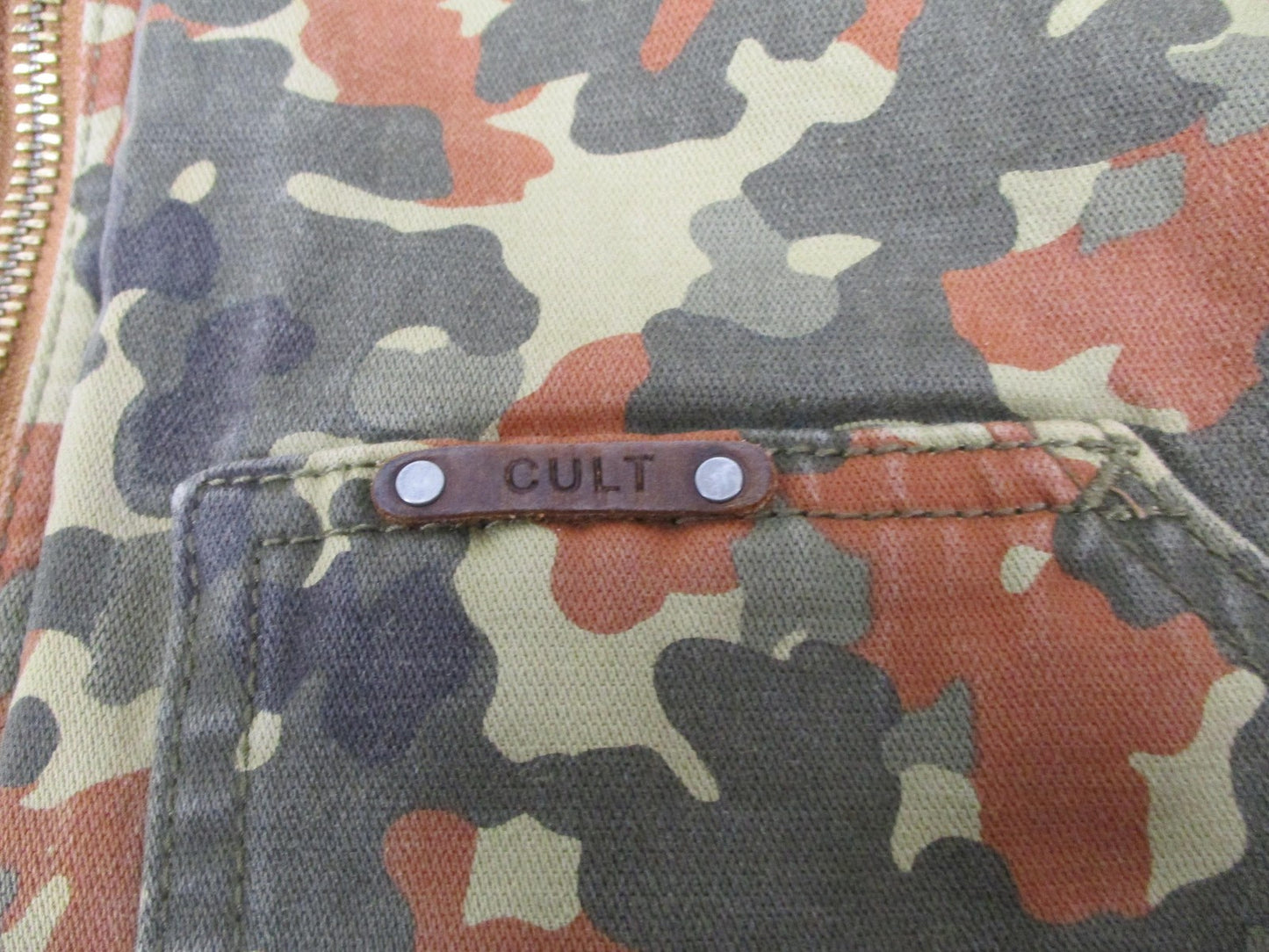Cult of Individuality Vest Mens Medium Tan/Camo Canvas Reversible