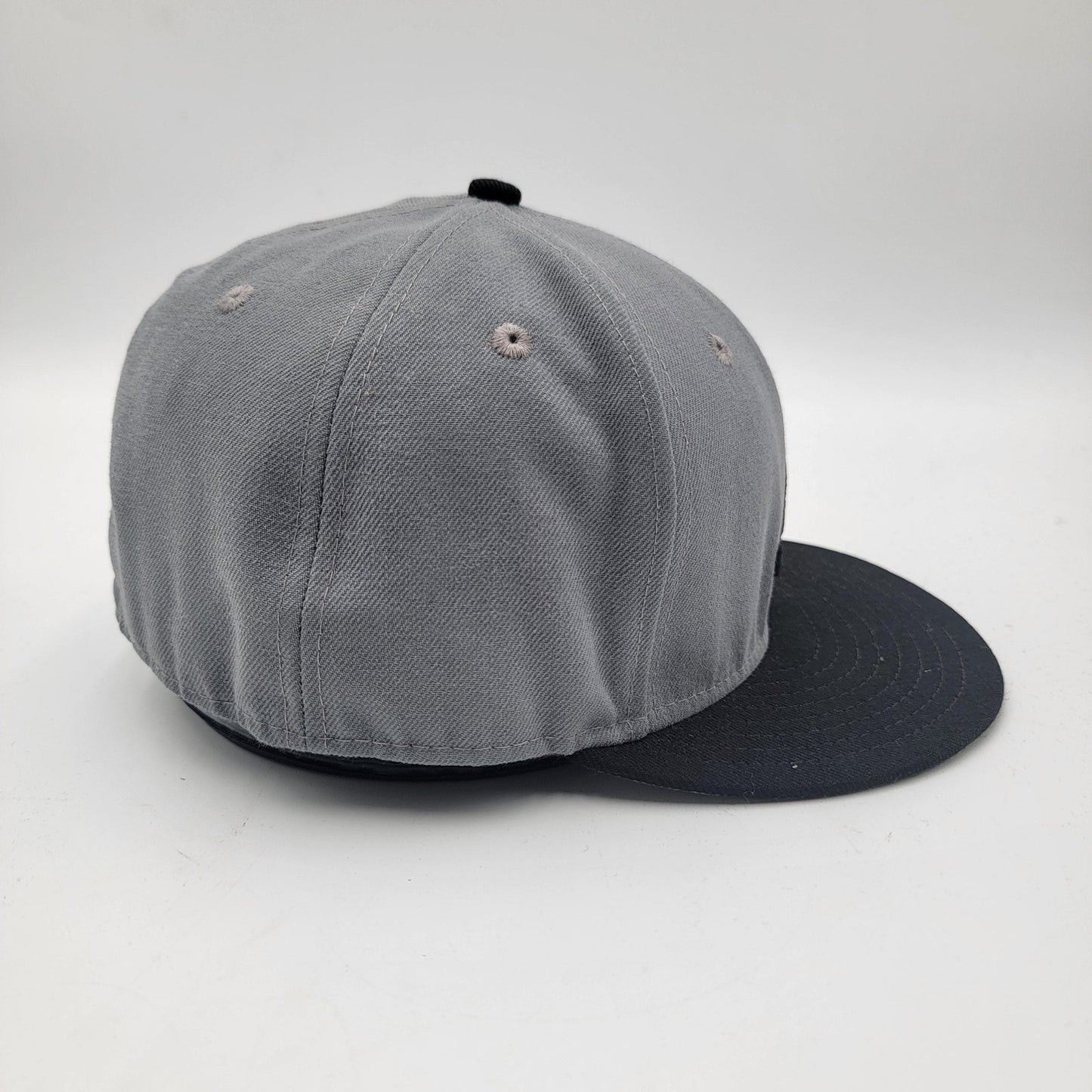 Atlanta Braves Hat Cap Fitted Mens 7 5/8 Gray Black MLB Baseball New Era3