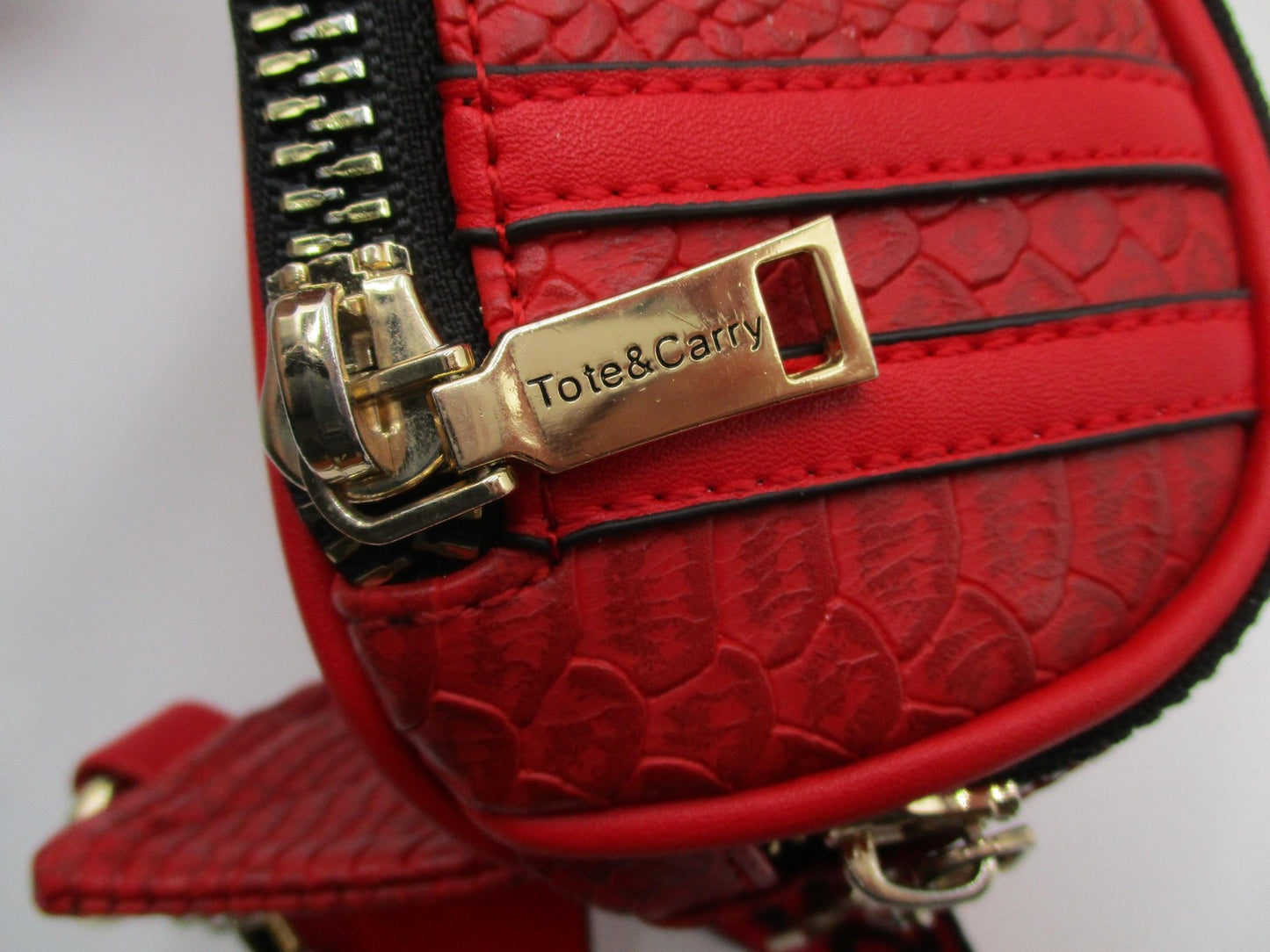 Tote&Carry Belt Bag Womens Small Red Snakeskin Faux Leather Fanny Pack Zipper8