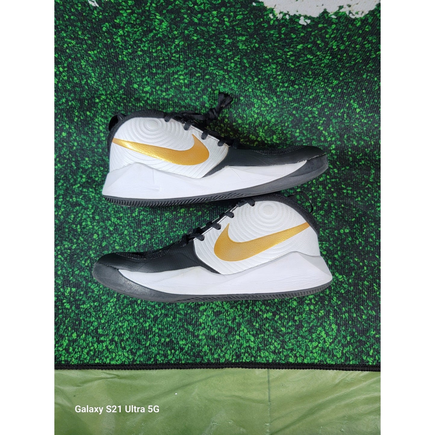 Nike Team Hustle D9 GS 'Black Metallic Gold' Sz 5Y AQ42240041