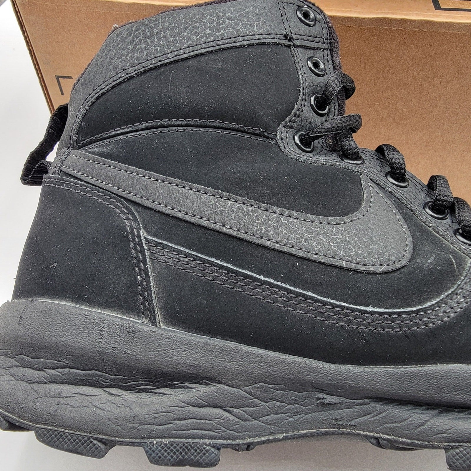 Nike Manoadome 'Triple Black' Mens Sz 9.5 844358 003