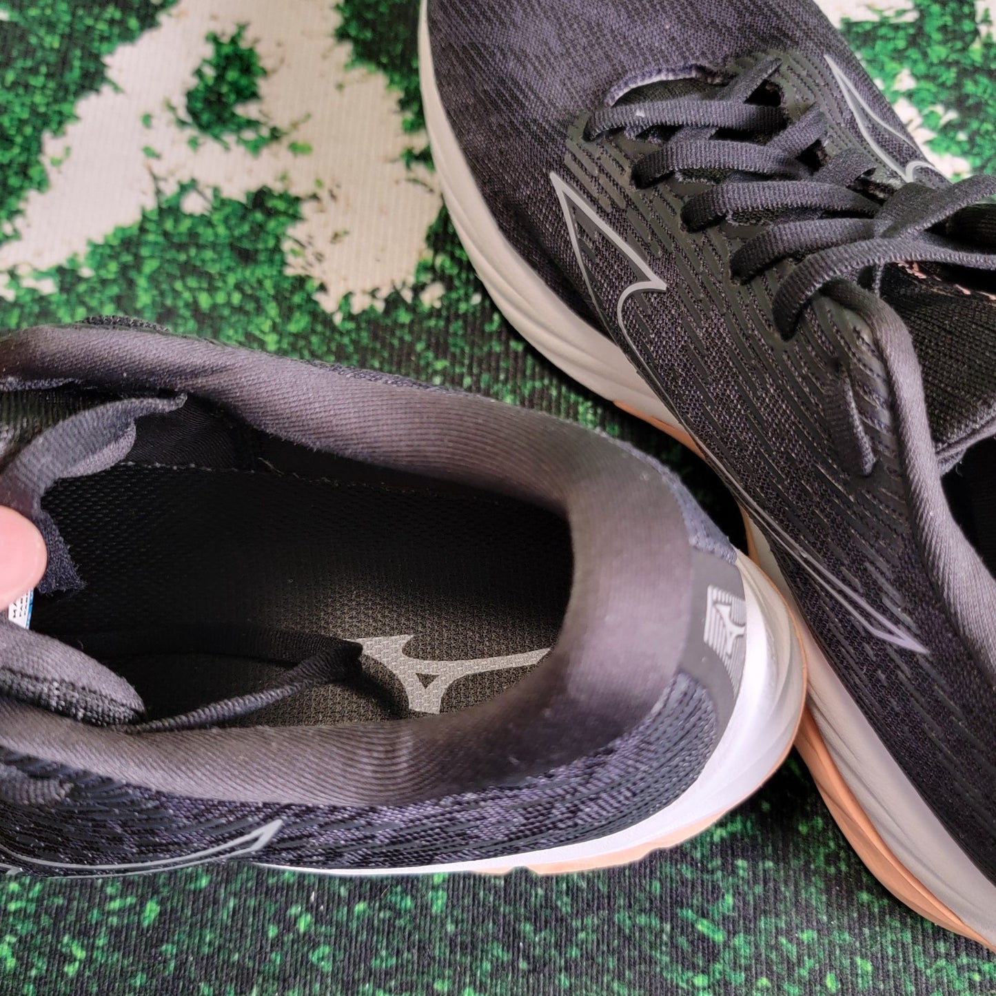 Mizuno Wave Rider 26 Women’s Running Shoes Size 11 Black White Peach (1C4)7