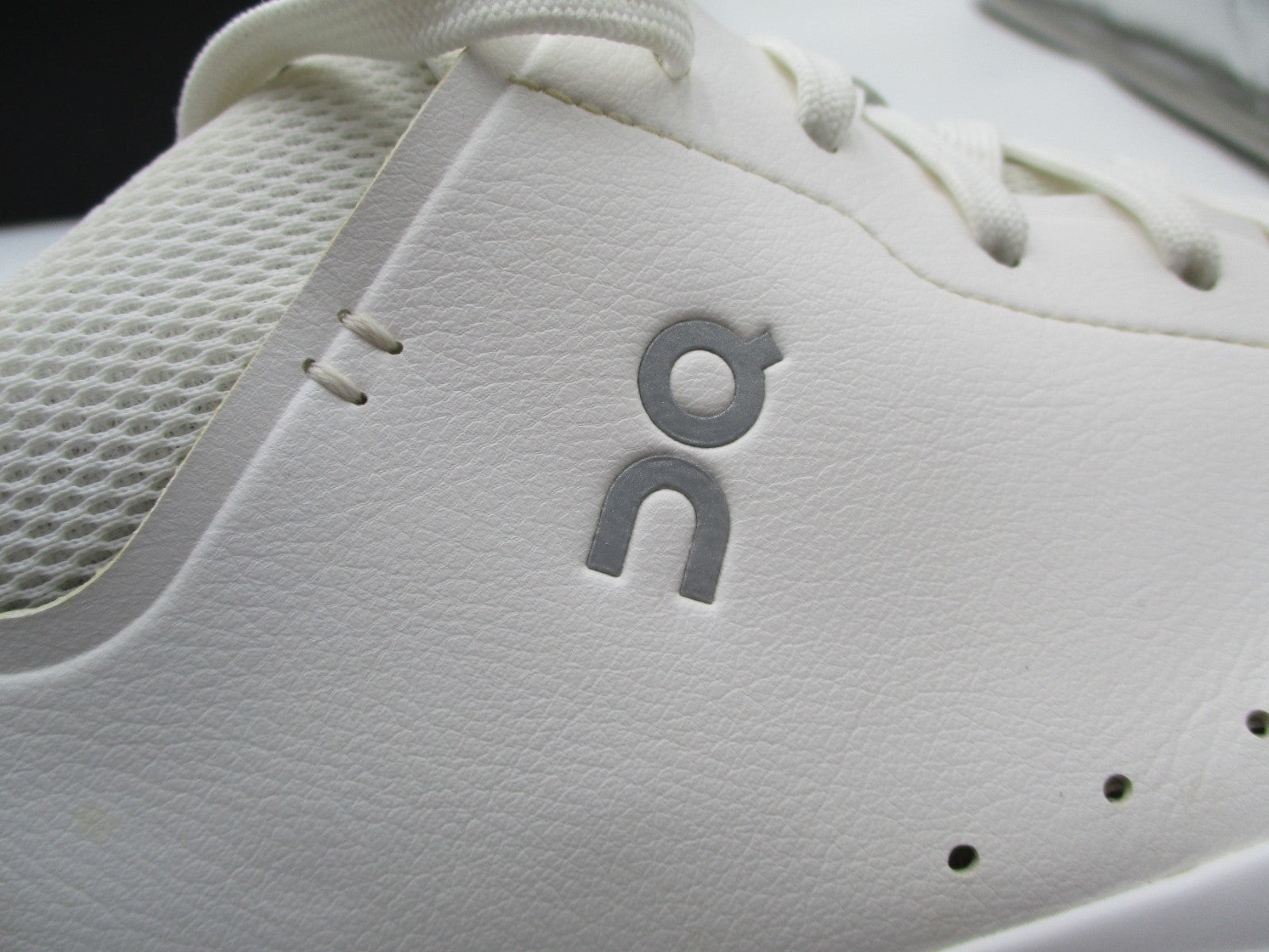 On THE ROGER Advantage Men’s White Leather Sneakers Size US 14 3MD10642351 (1B3)12