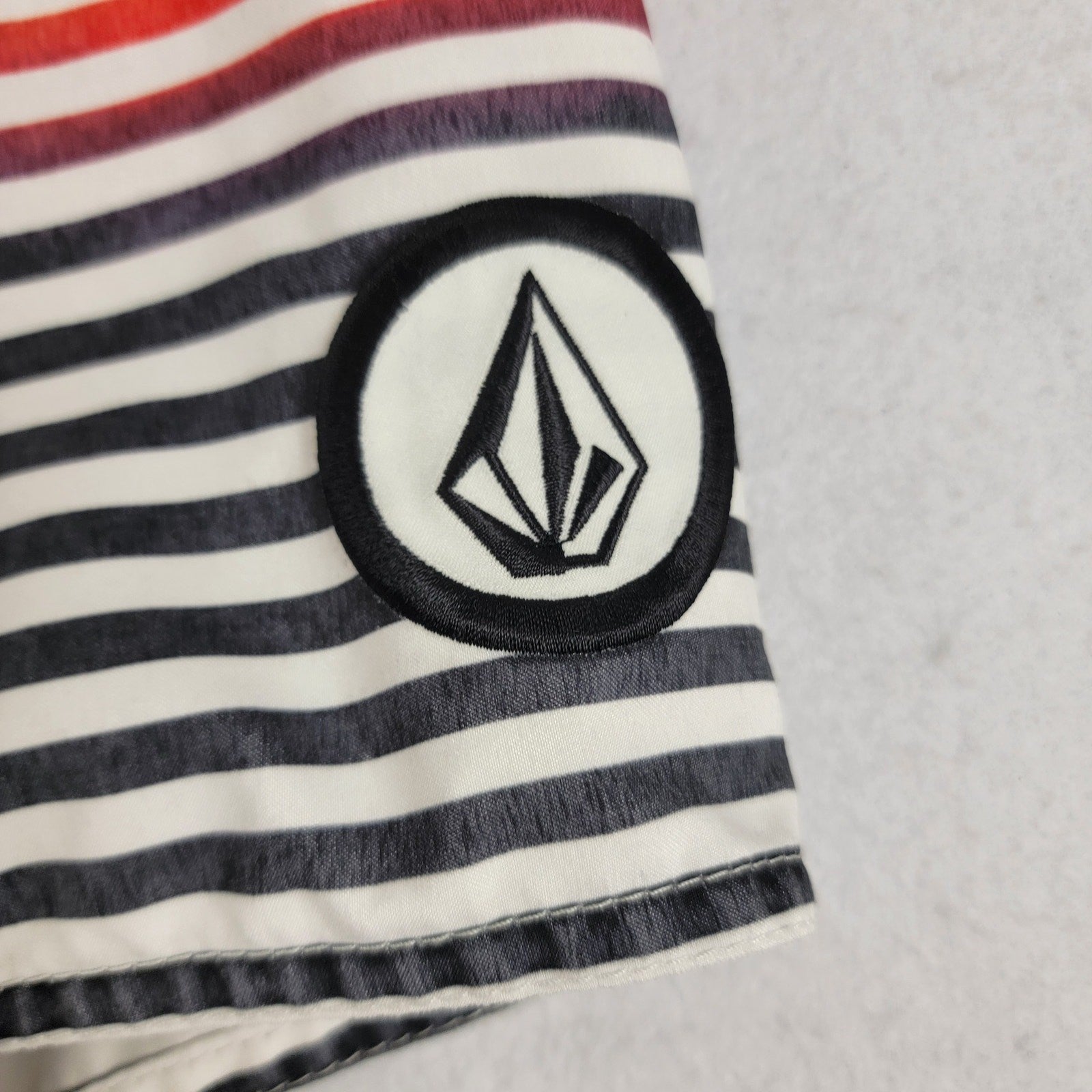 Volcom Multicolor Board Shorts  Men's Size 34  NWOT2