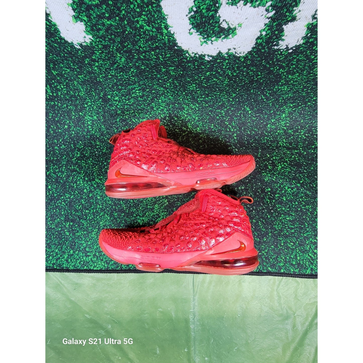 Nike LeBron 17 BG 'Red Carpet' Sz 5.5Y BQ55946001