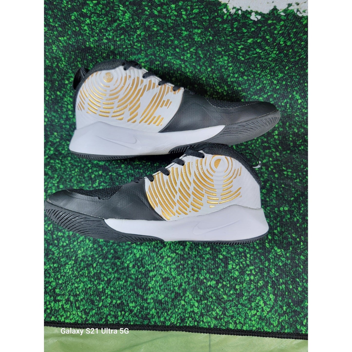 Nike Team Hustle D9 GS 'Black Metallic Gold' Sz 5Y AQ42240042