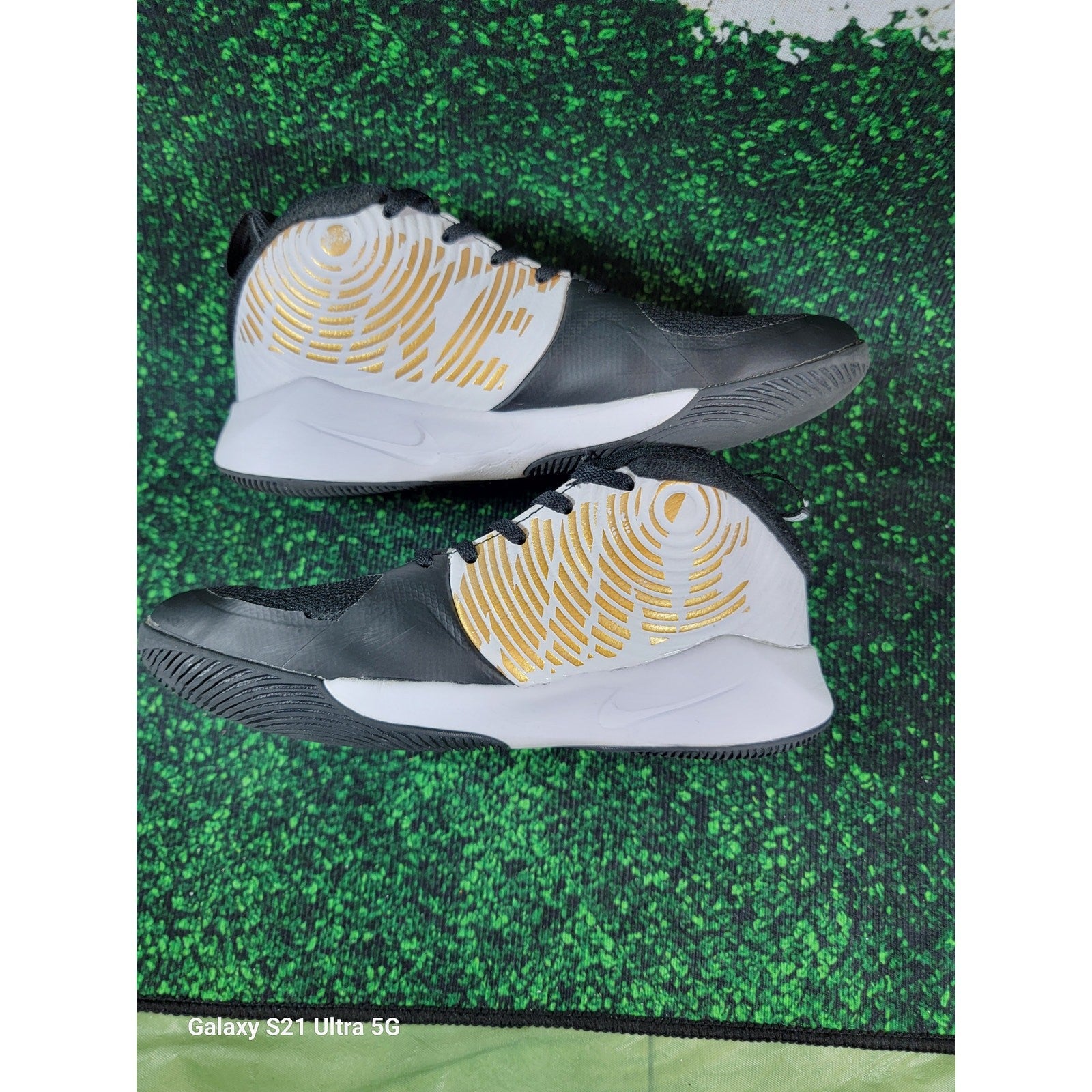 Nike Team Hustle D9 GS 'Black Metallic Gold' Sz 5Y AQ42240042