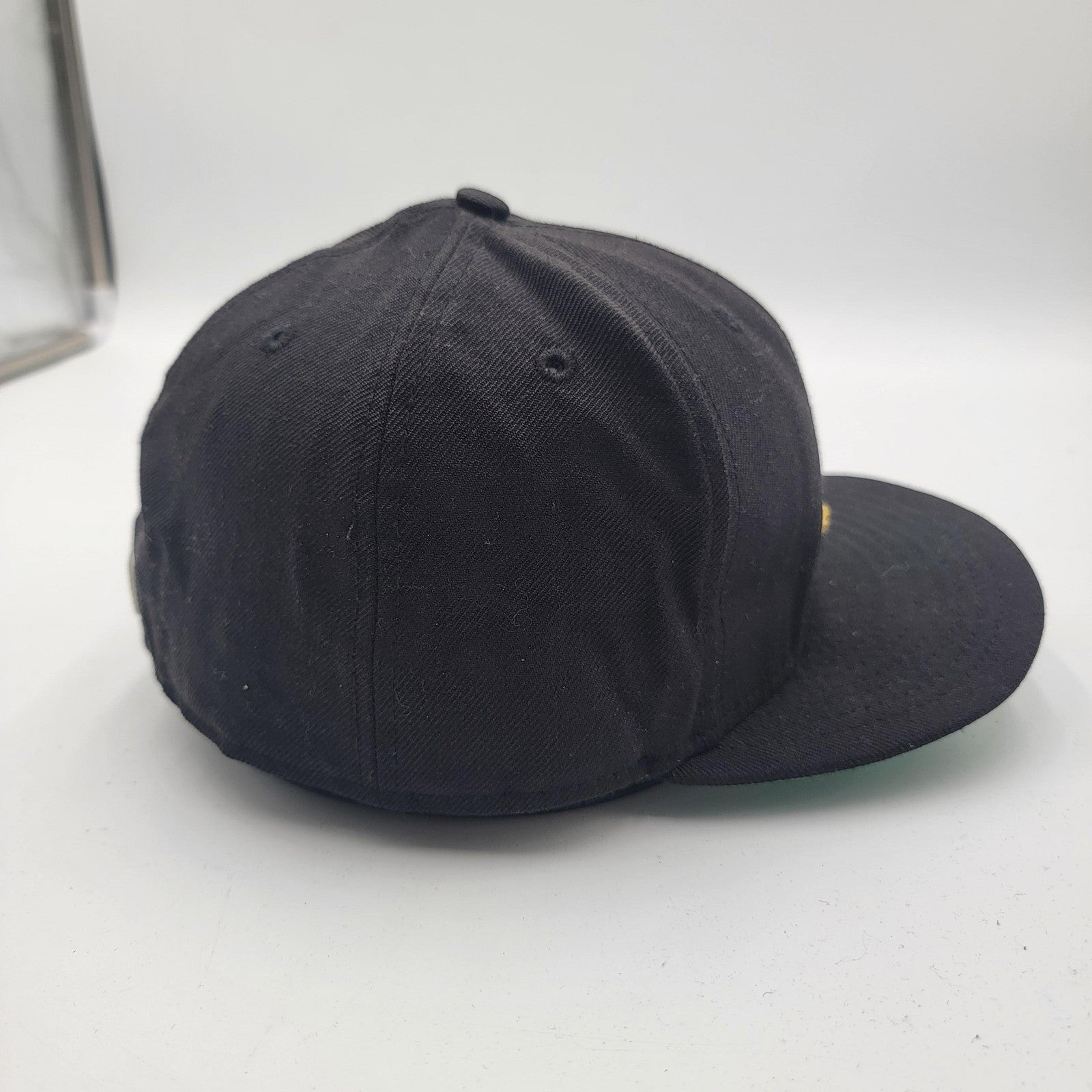 Atlanta Braves Hat Cap Fitted Mens 7 1/2 Black Gold MLB Baseball New Era3