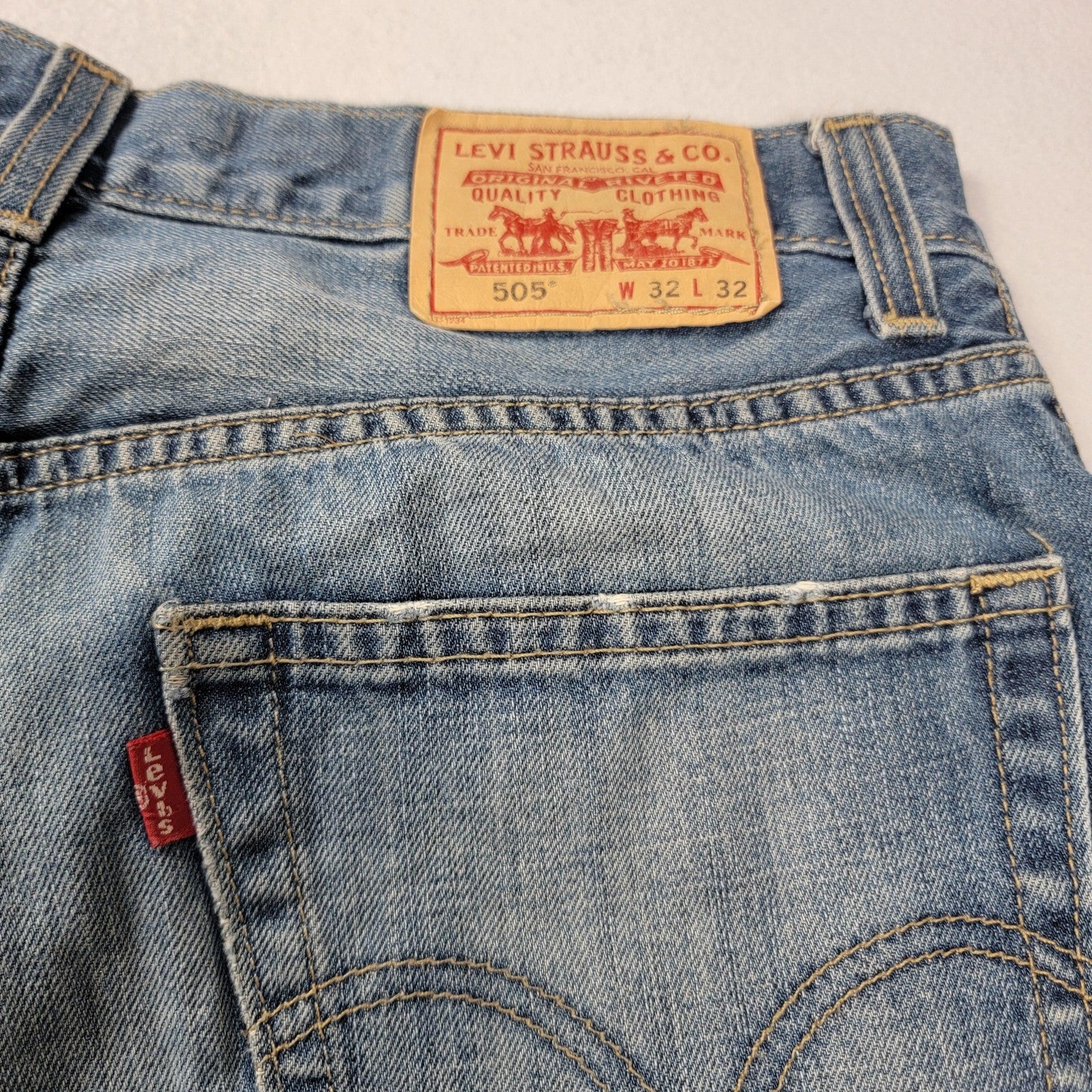 Levis 505 Jeans Mens 32x32 Straight Fit Denim Classic Medium Wash Distressed 9619